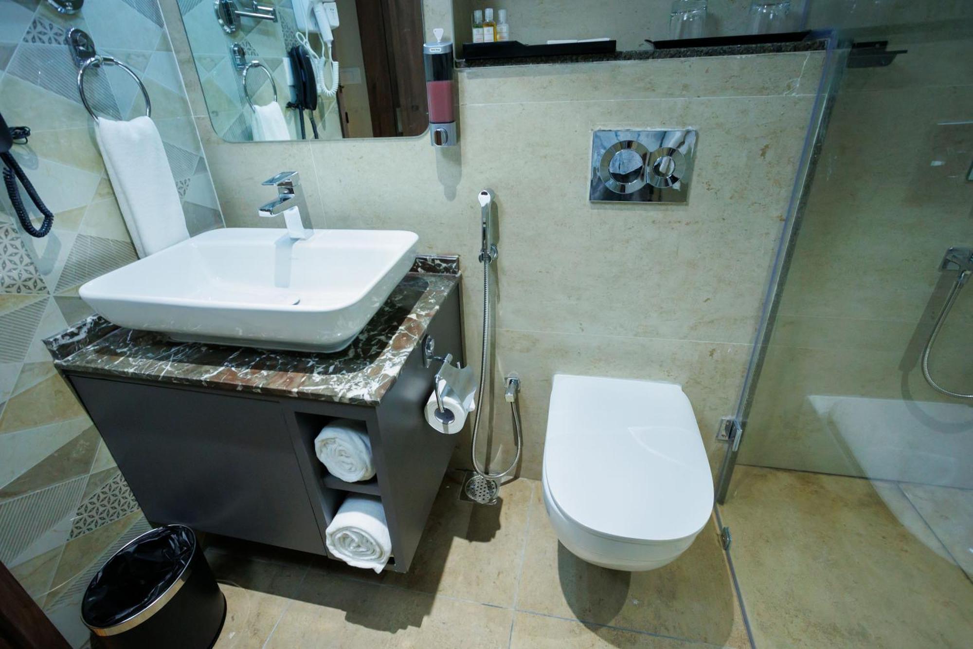 Aj Grand Elite Hotel มังคาลอร์ ภายนอก รูปภาพ