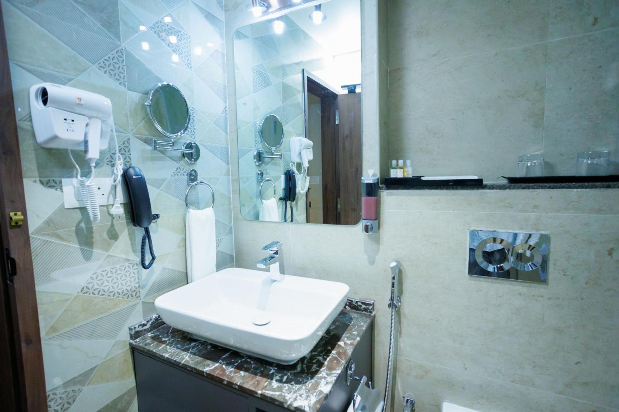 Aj Grand Elite Hotel มังคาลอร์ ภายนอก รูปภาพ