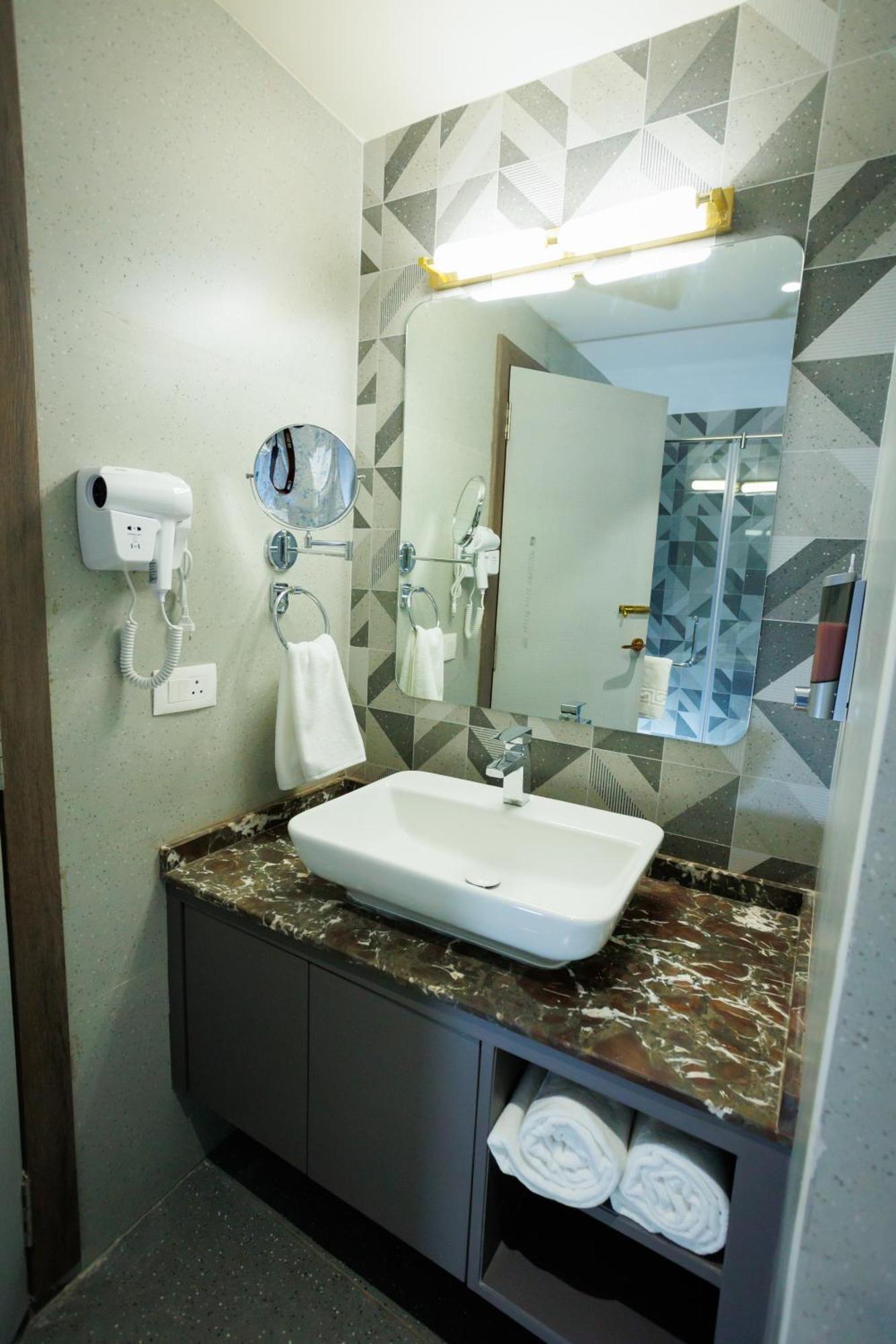 Aj Grand Elite Hotel มังคาลอร์ ภายนอก รูปภาพ