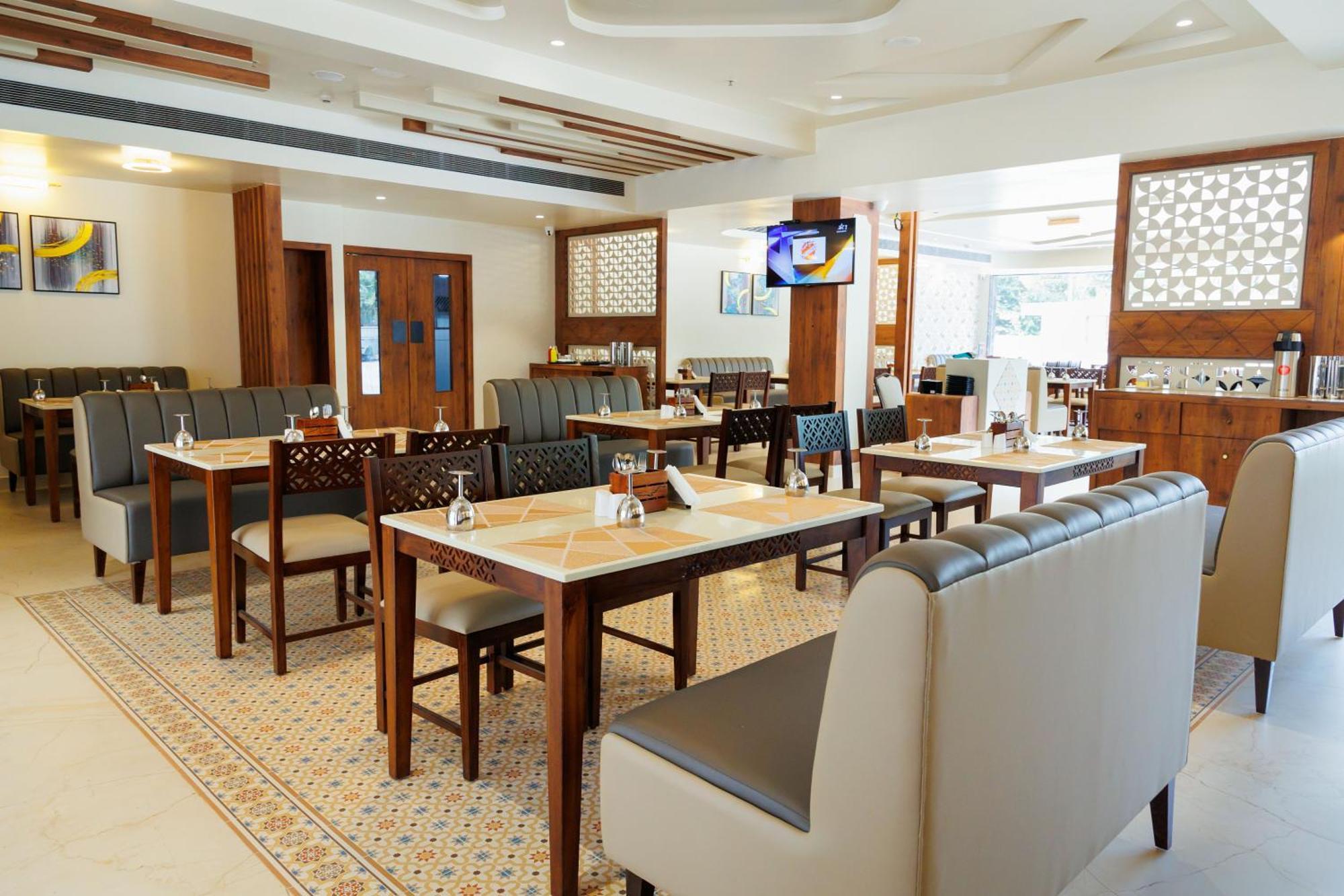 Aj Grand Elite Hotel มังคาลอร์ ภายนอก รูปภาพ