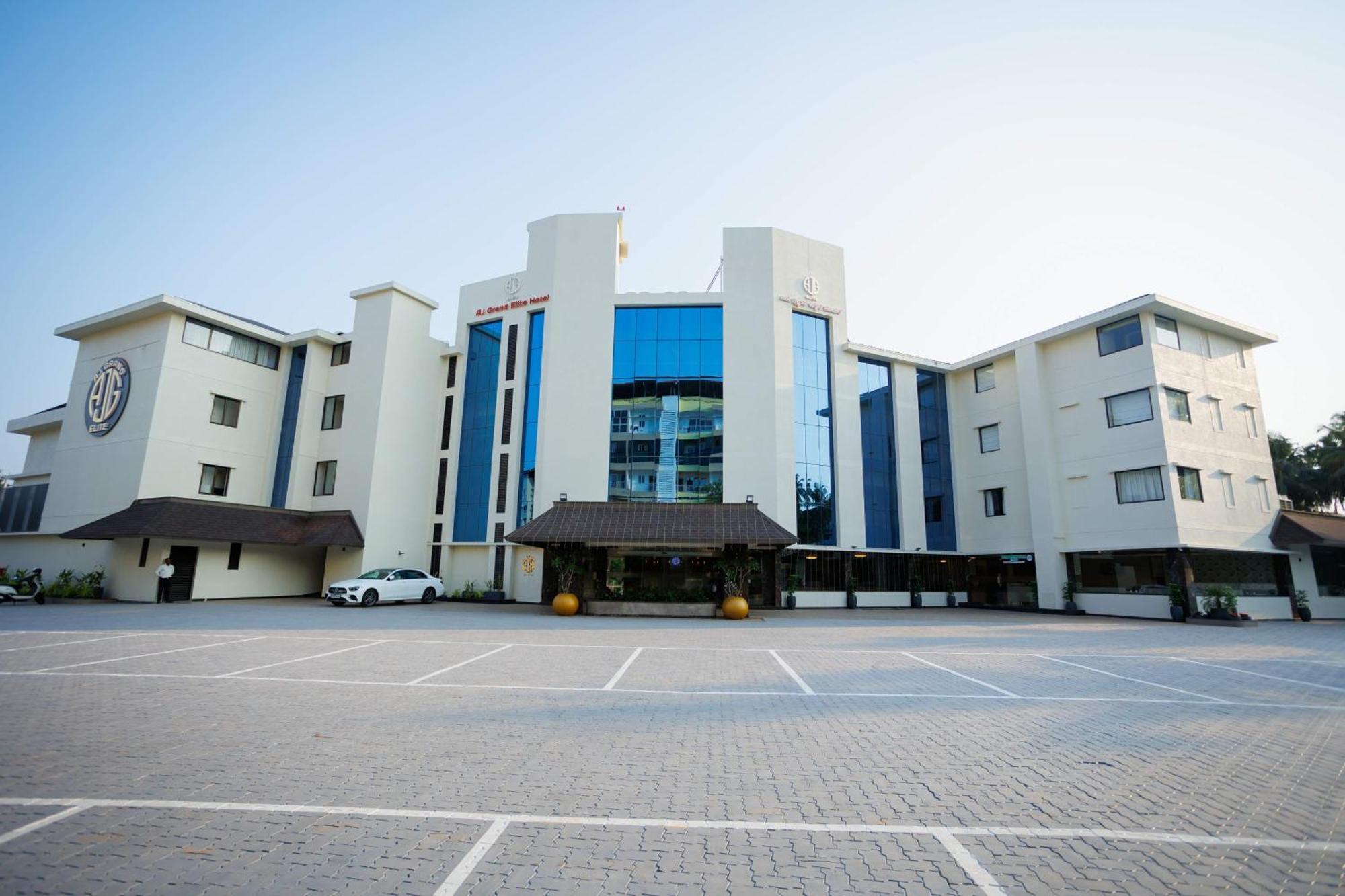 Aj Grand Elite Hotel มังคาลอร์ ภายนอก รูปภาพ